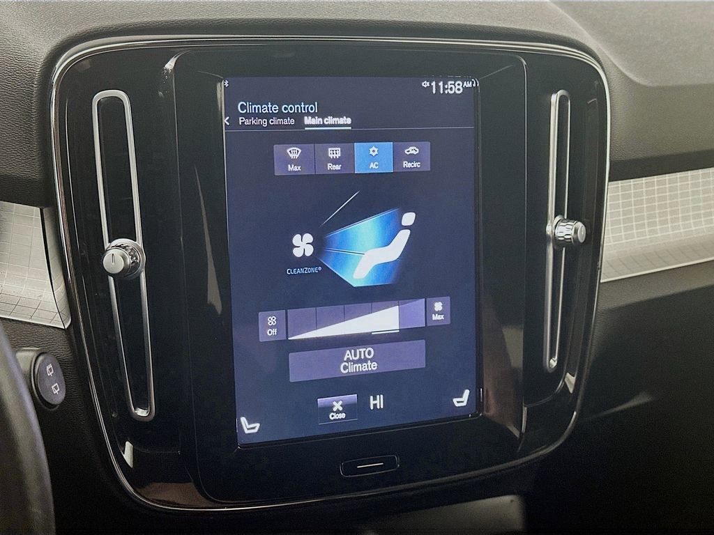 Used 2022 Volvo XC40 T4 Momentum image 18