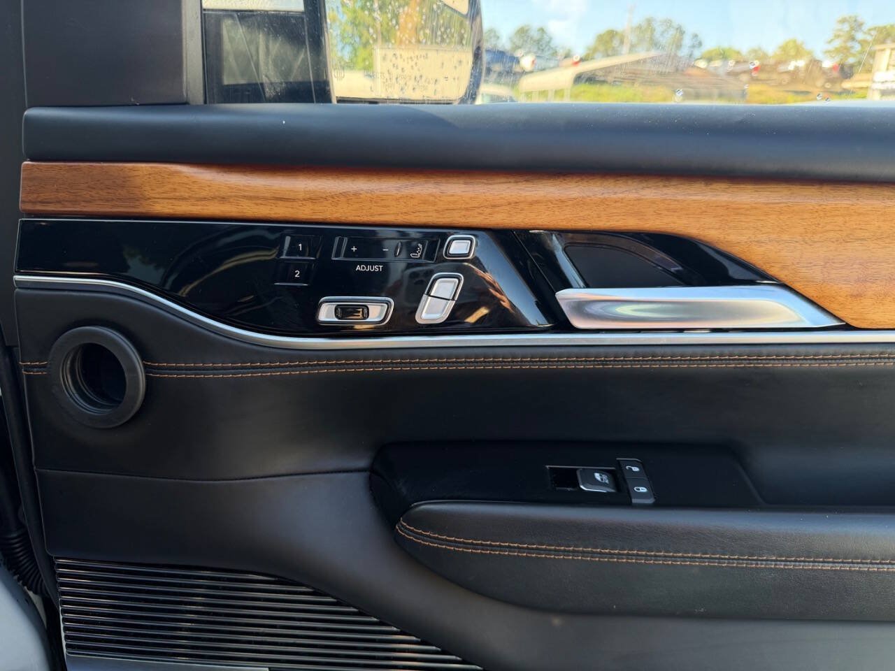 Used 2022 Jeep Grand Wagoneer Series III w/ Rear Seat Video Group 1 AWD/4WD image 25