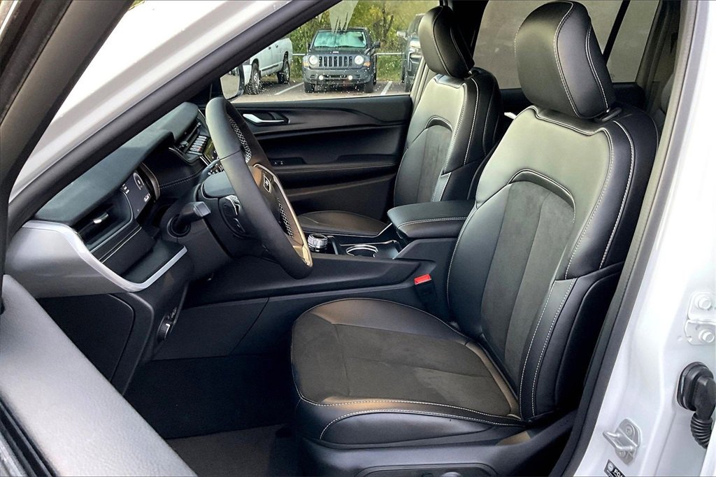 New 2025 Jeep Grand Cherokee Altitude image 9