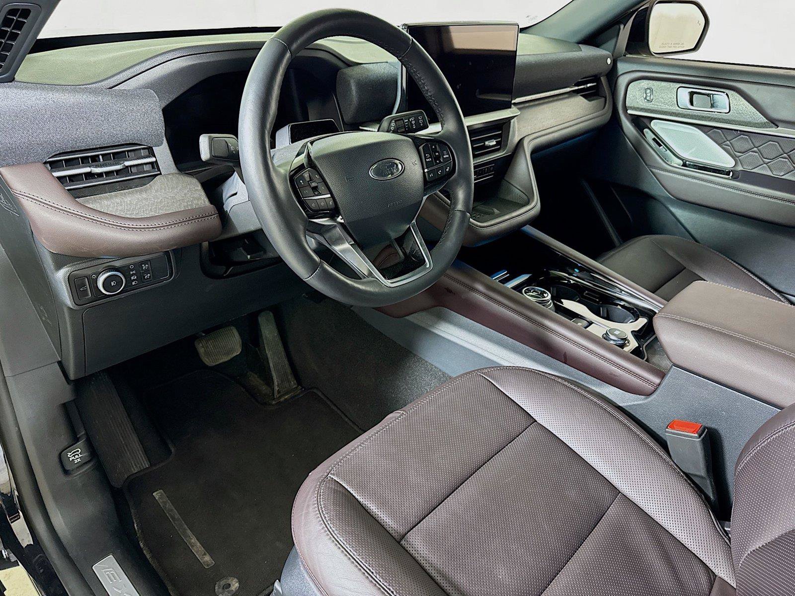 Used 2025 Ford Explorer Platinum AWD/4WD image 7