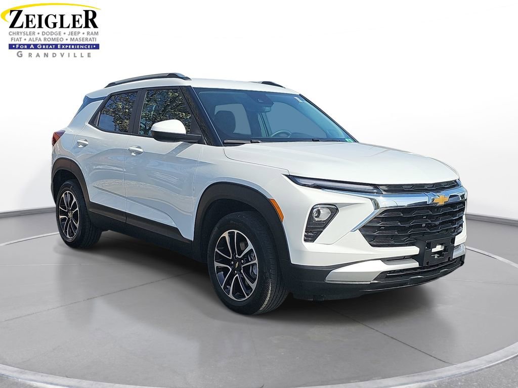 Used 2025 Chevrolet TrailBlazer LT AWD/4WD image 3