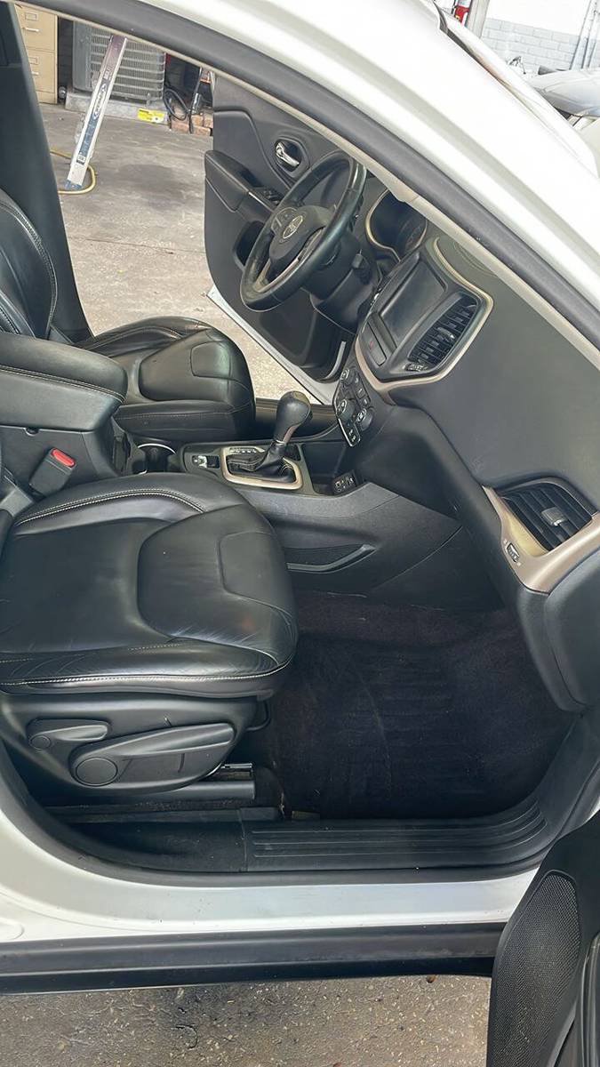 Used 2017 Jeep Cherokee Limited FWD image 2