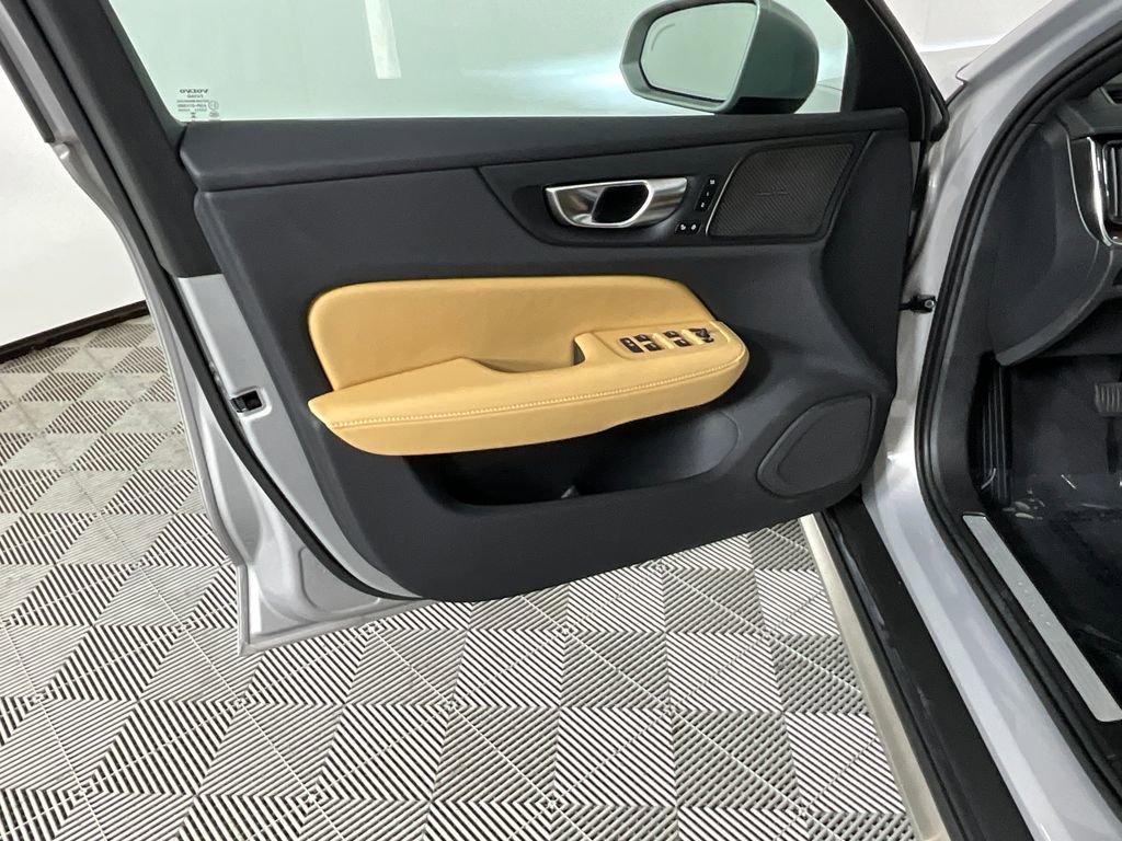 Used 2025 Volvo V60 B5 Cross Country Ultra w/ Protection Package Premier image 18