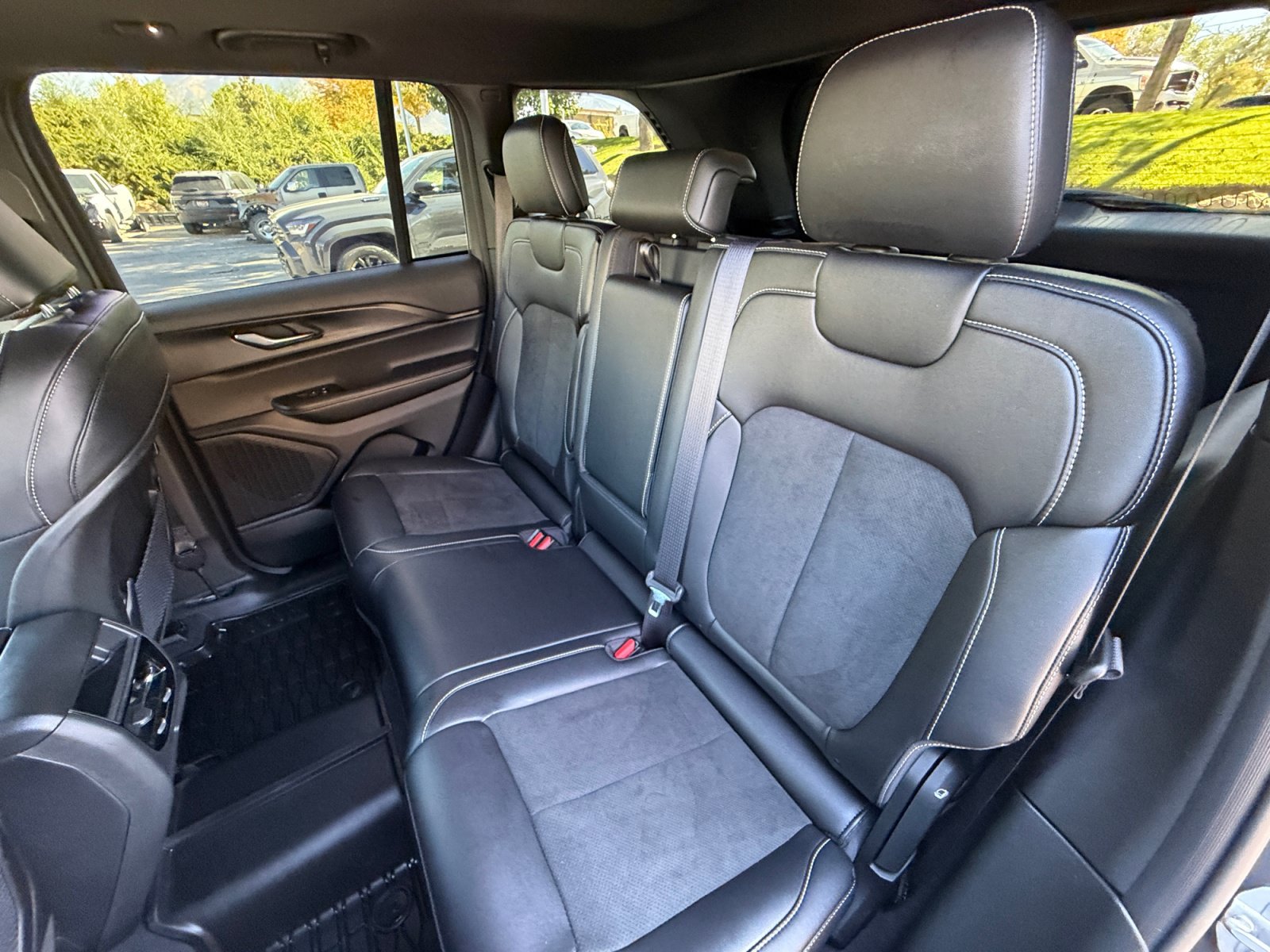 Used 2025 Jeep Grand Cherokee Altitude AWD/4WD image 14