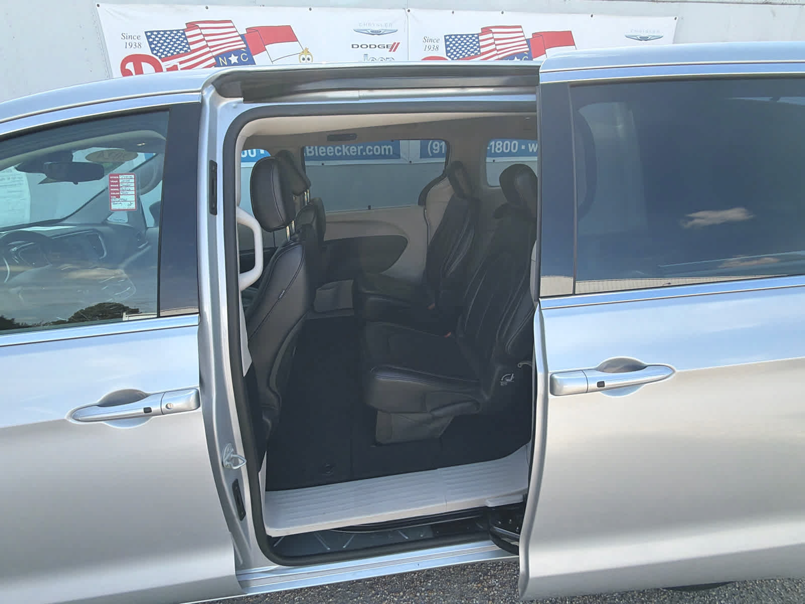 Used 2024 Chrysler Pacifica Touring-L FWD image 31
