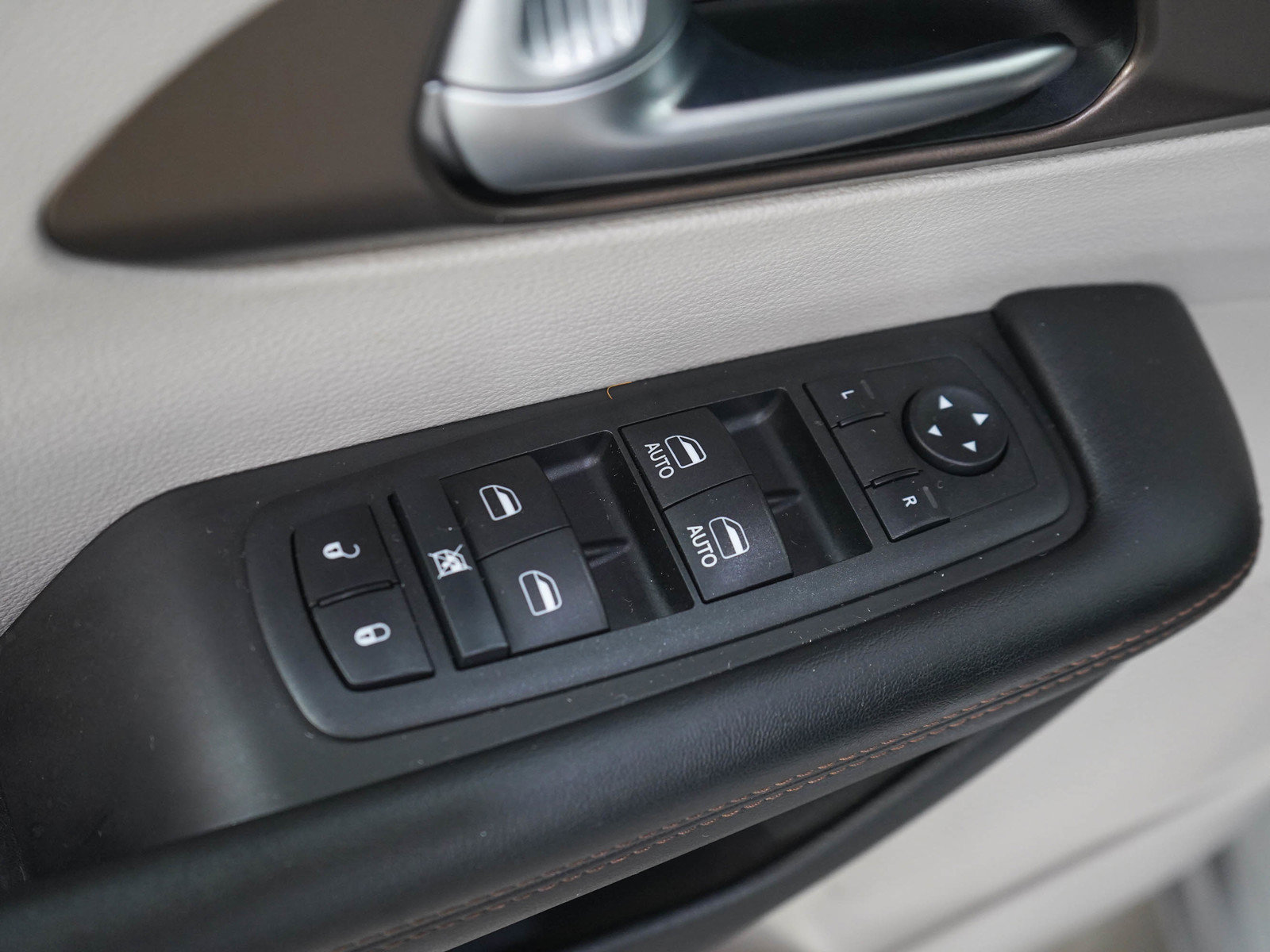 Used 2018 Chrysler Pacifica Touring-L FWD image 22