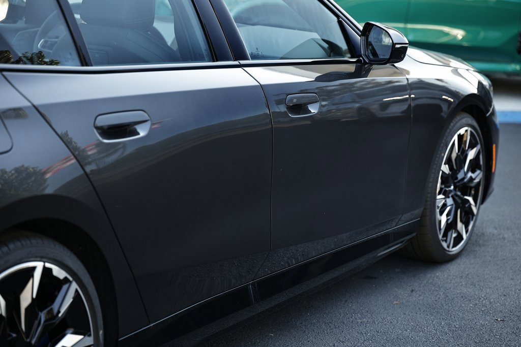 New 2026 BMW 550e xDrive w/ Premium Package image 8