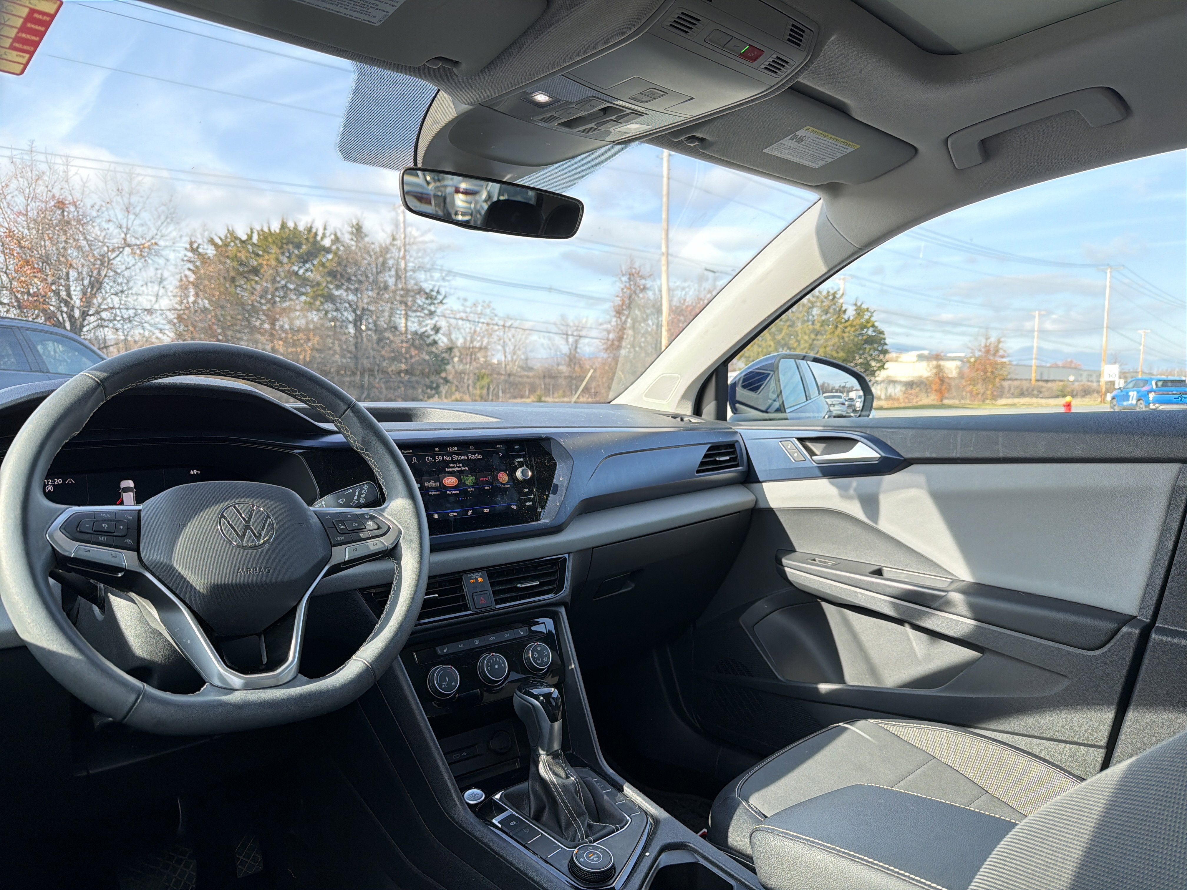 Certified 2023 Volkswagen Taos SE w/ Panoramic Sunroof Package image 15