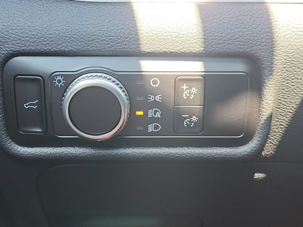 Used 2023 Ford Explorer XLT AWD/4WD image 34