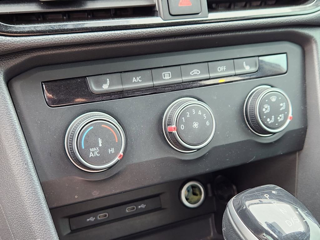 Used 2022 Volkswagen Taos SE image 9