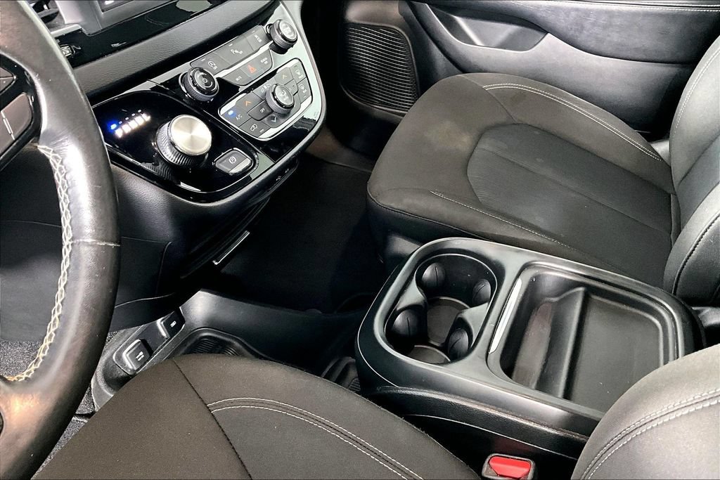 Used 2020 Chrysler Pacifica Touring w/ S Appearance Package FWD image 17