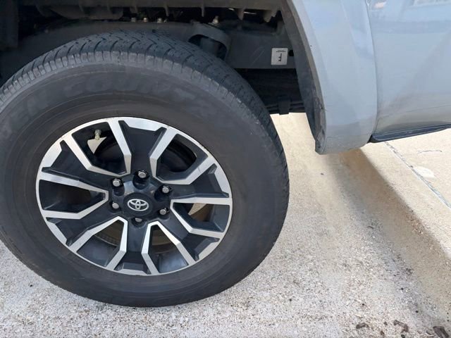 Used 2020 Toyota Tacoma TRD Sport w/ TRD Premium Sport Package AWD/4WD image 4