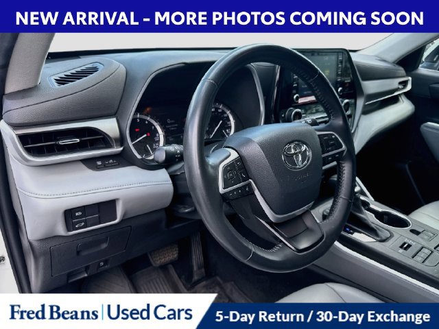 Used 2022 Toyota Highlander XLE AWD/4WD image 13