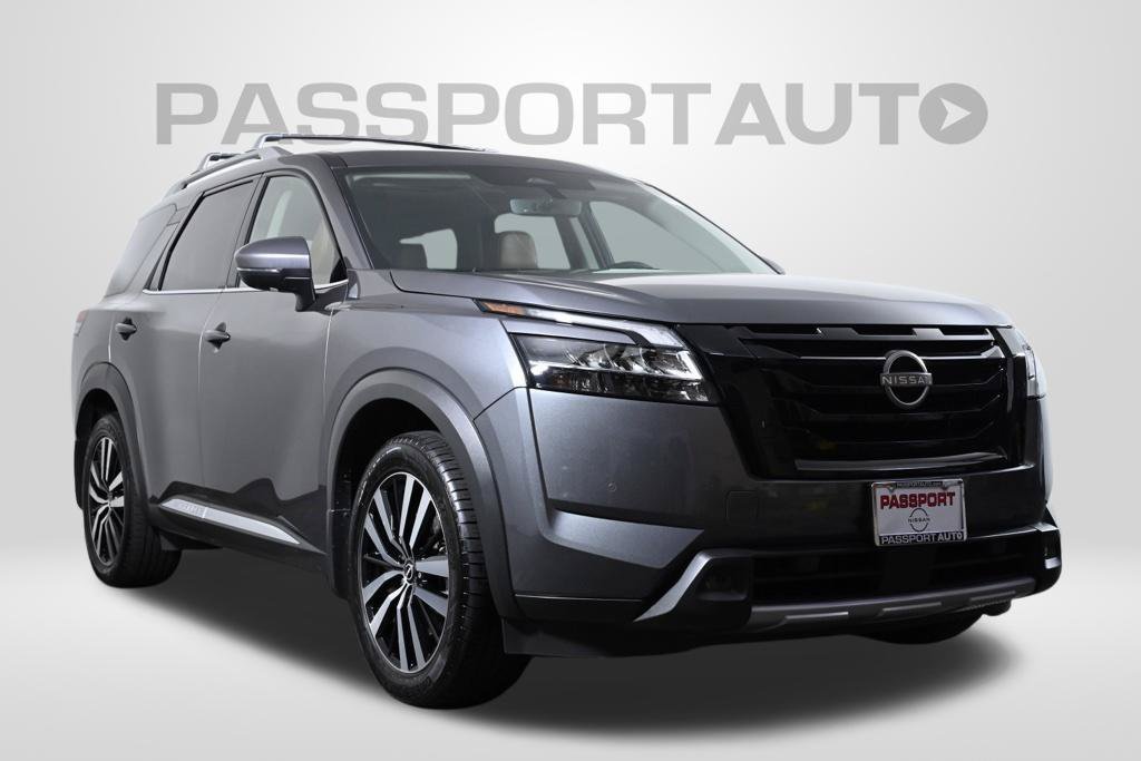 Certified 2024 Nissan Pathfinder Platinum w/ Black Appearance Package AWD/4WD image 4