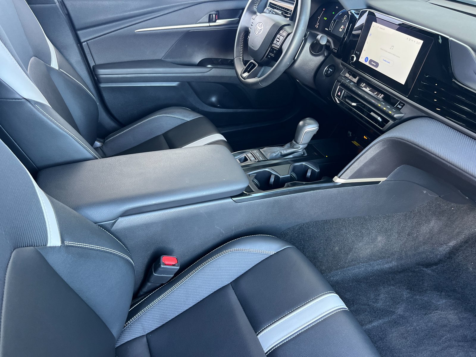 Used 2025 Toyota Camry SE FWD image 15