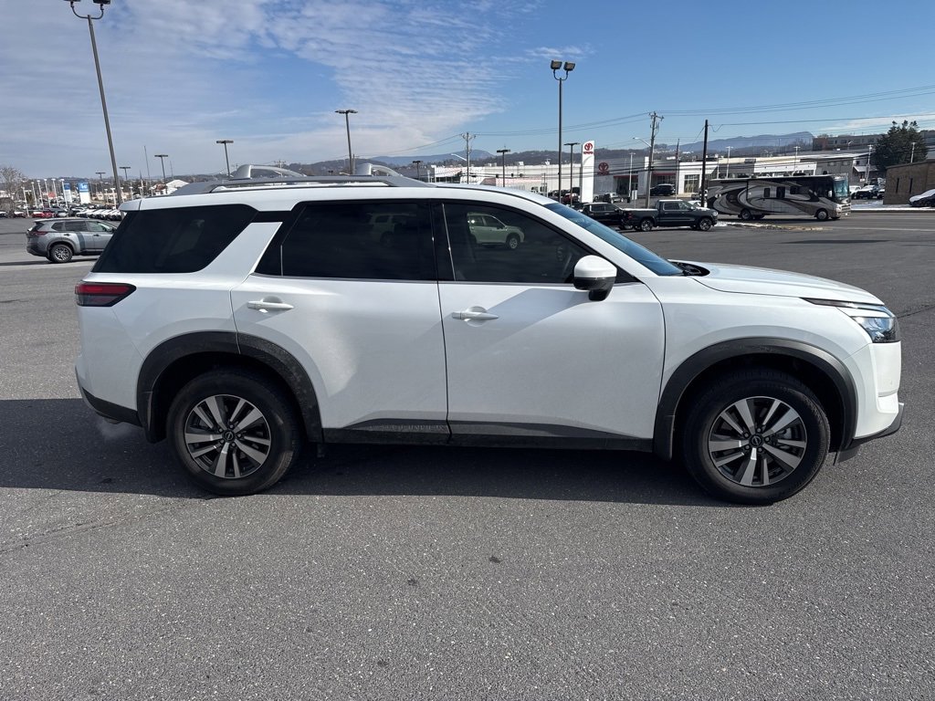 Used 2025 Nissan Pathfinder SL w/ Cargo Package image 6