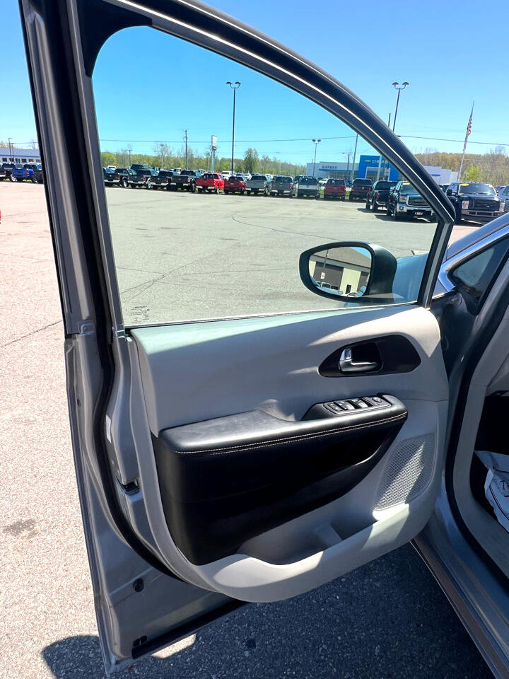 Used 2017 Chrysler Pacifica Touring w/ Tire & Wheel Group image 10