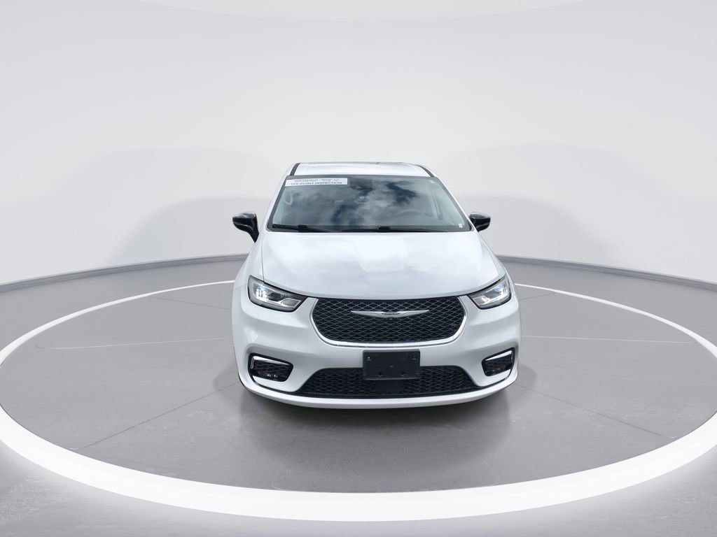 Used 2024 Chrysler Pacifica Touring-L image 3