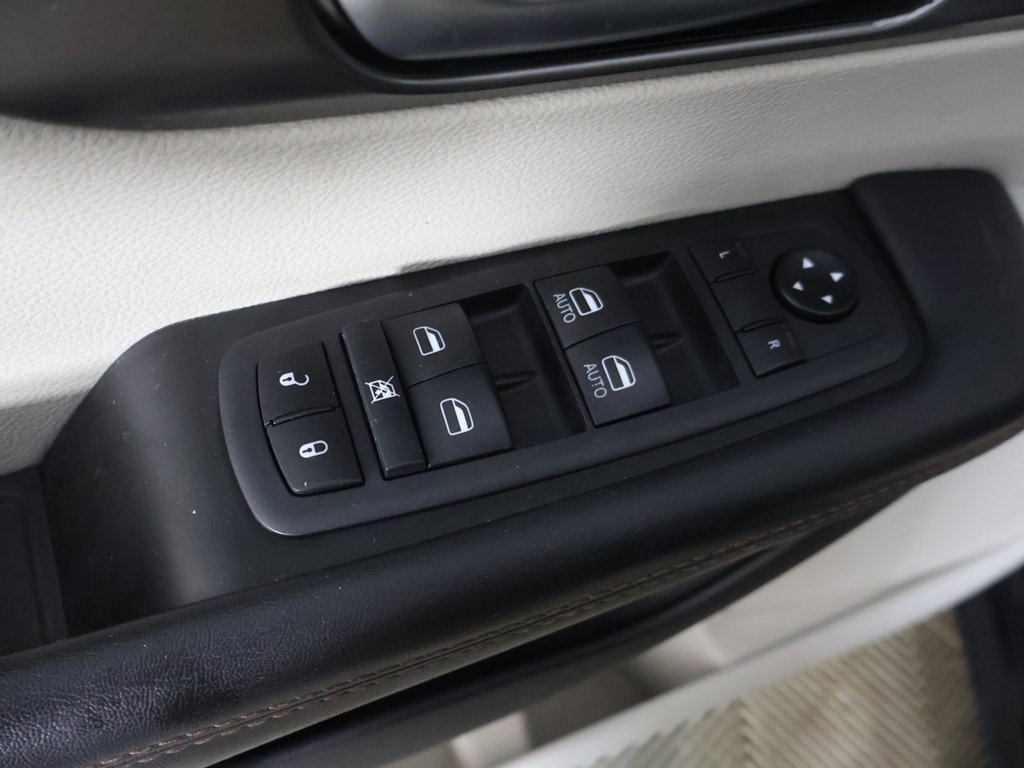 Used 2020 Chrysler Pacifica Touring-L image 34