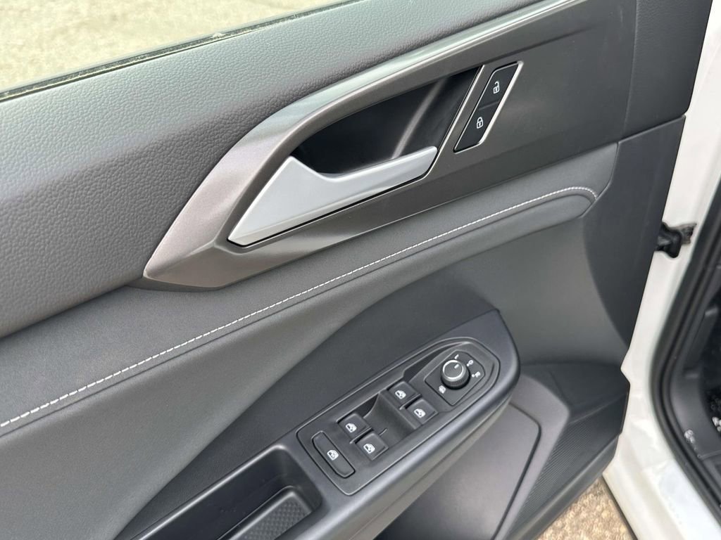 New 2025 Volkswagen Taos SE FWD image 12
