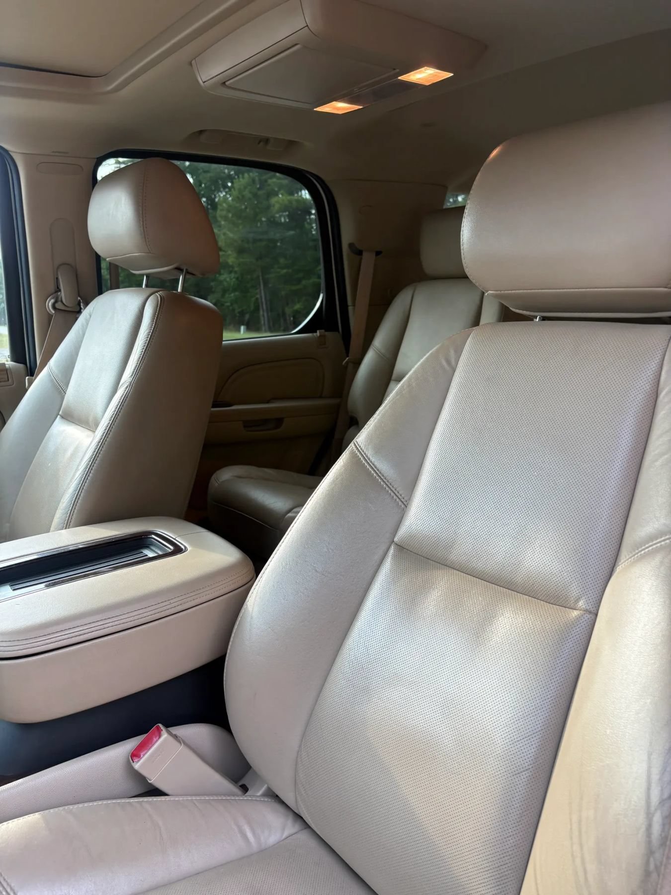 Used 2011 Cadillac Escalade Premium AWD/4WD image 12