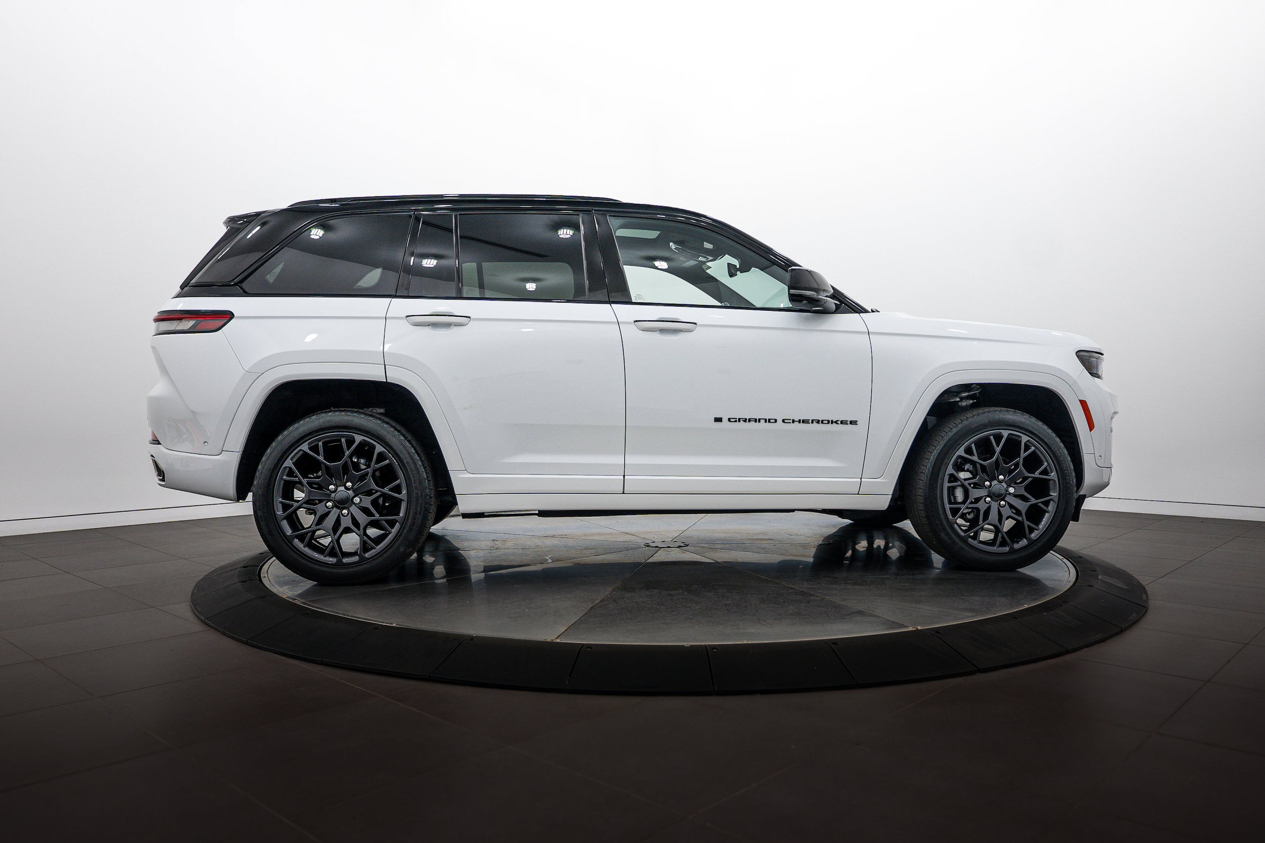 Used 2025 Jeep Grand Cherokee Summit AWD/4WD image 3