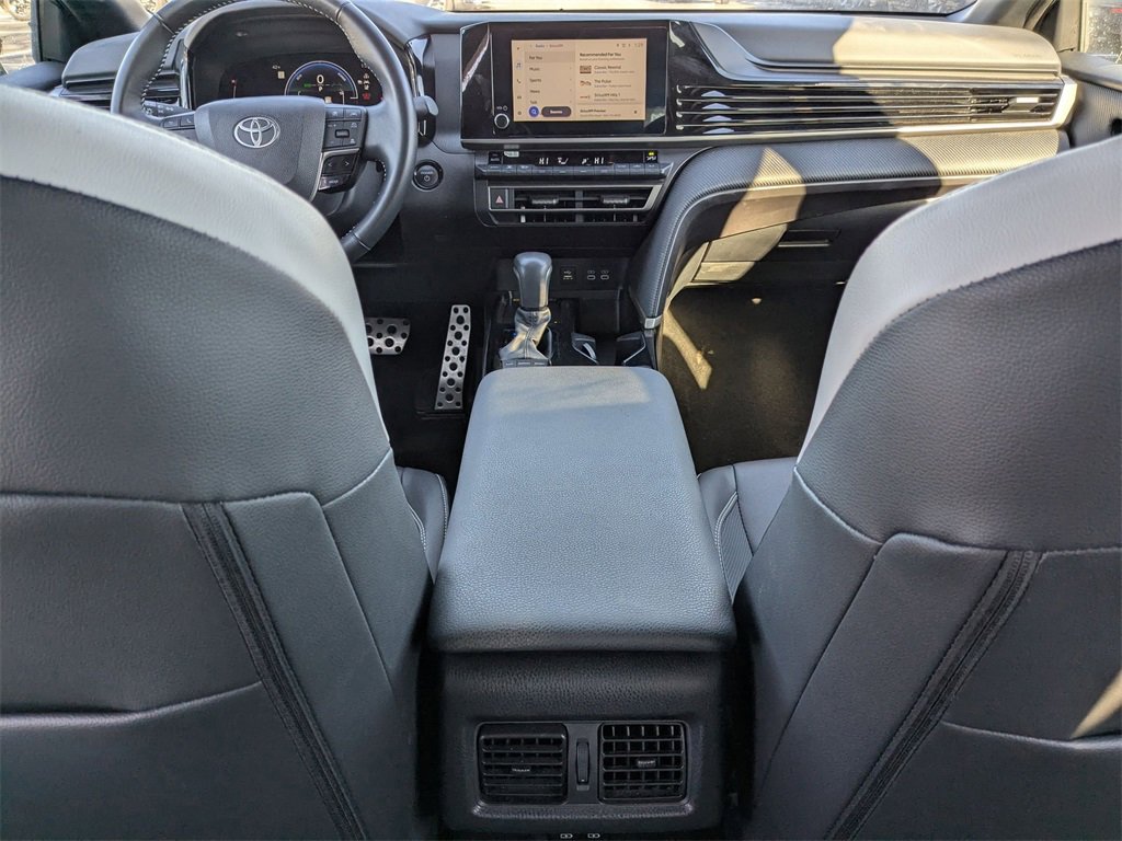 Used 2025 Toyota Camry SE image 31
