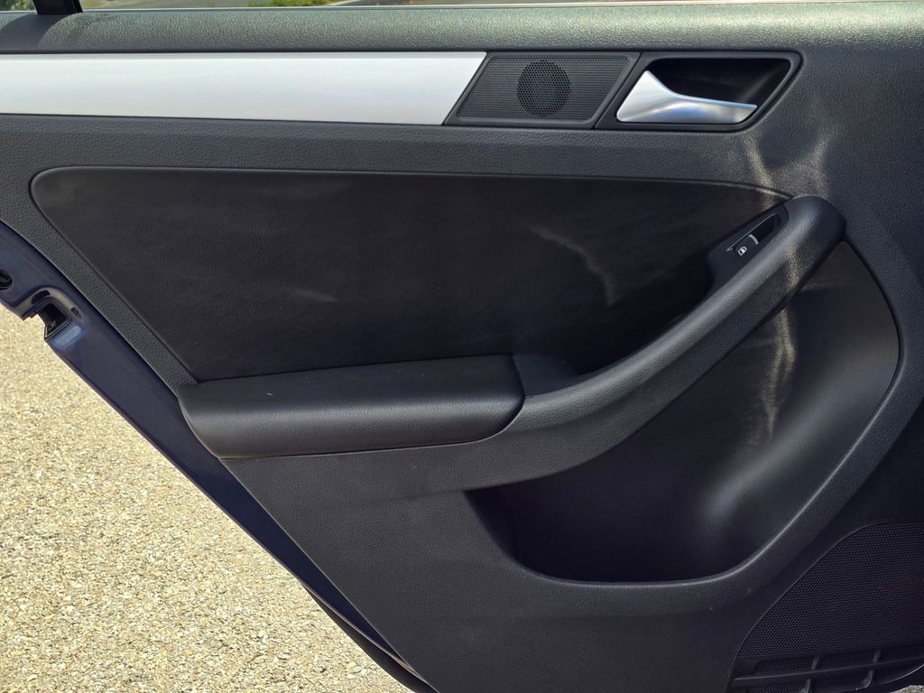 Used 2013 Volkswagen Jetta SE image 16