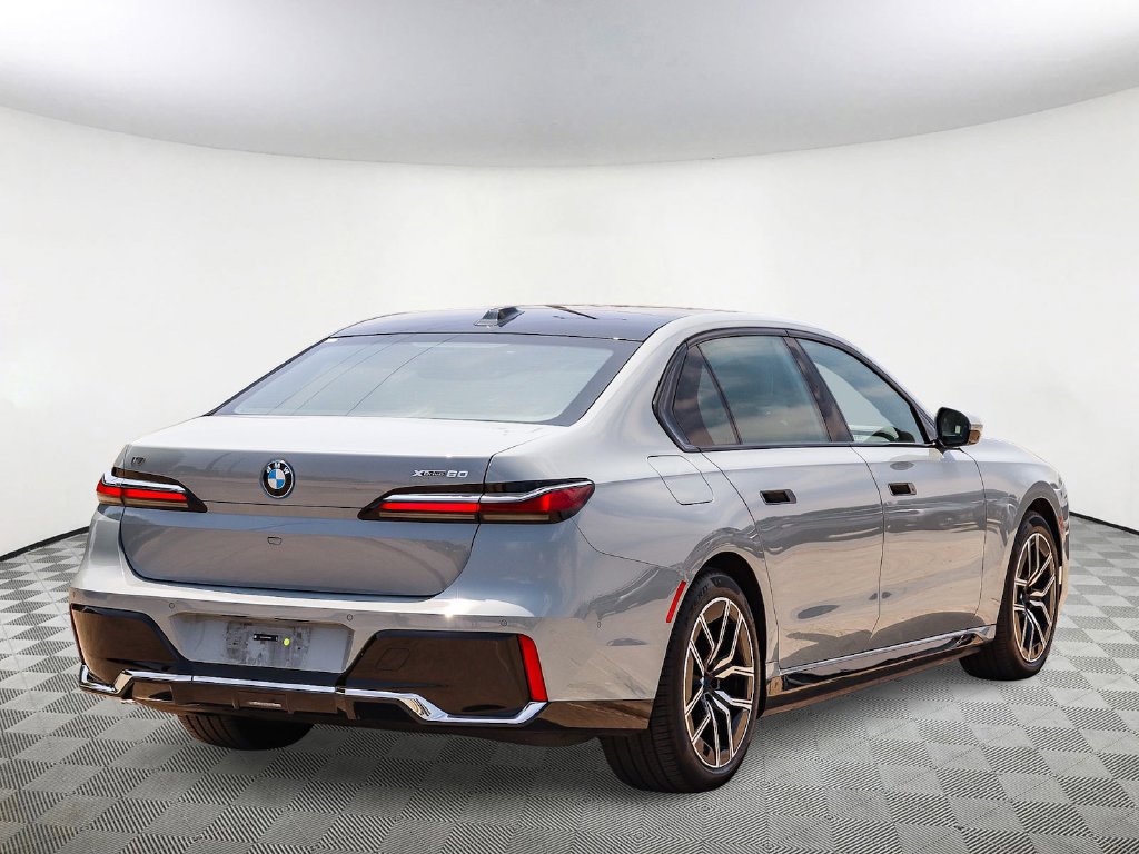 Used 2025 BMW i7 xDrive60 AWD/4WD image 4
