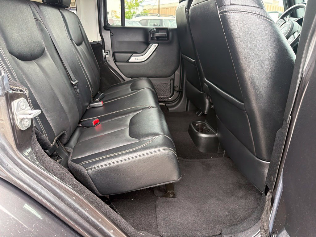 Used 2016 Jeep Wrangler Unlimited Sahara w/ Connectivity Group AWD/4WD image 12