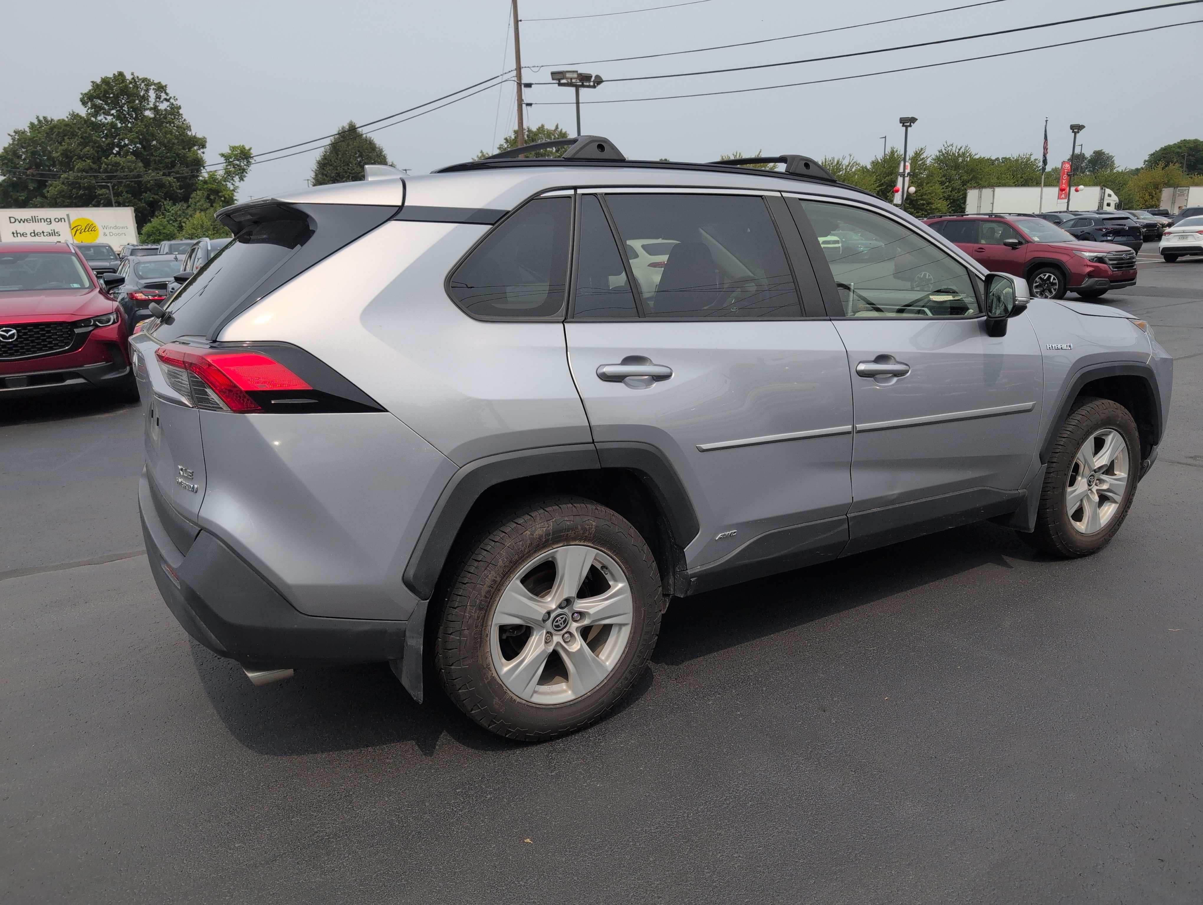Used 2020 Toyota RAV4 XLE w/ Convenience Package AWD/4WD image 3