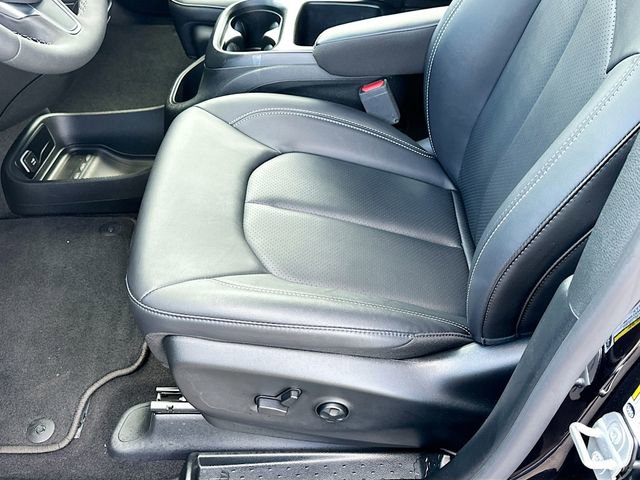 Used 2025 Chrysler Pacifica Select w/ Uconnect Theater Family Group FWD image 19