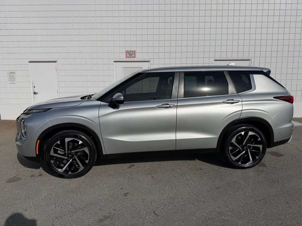 Used 2023 Mitsubishi Outlander SE Black Edition image 3