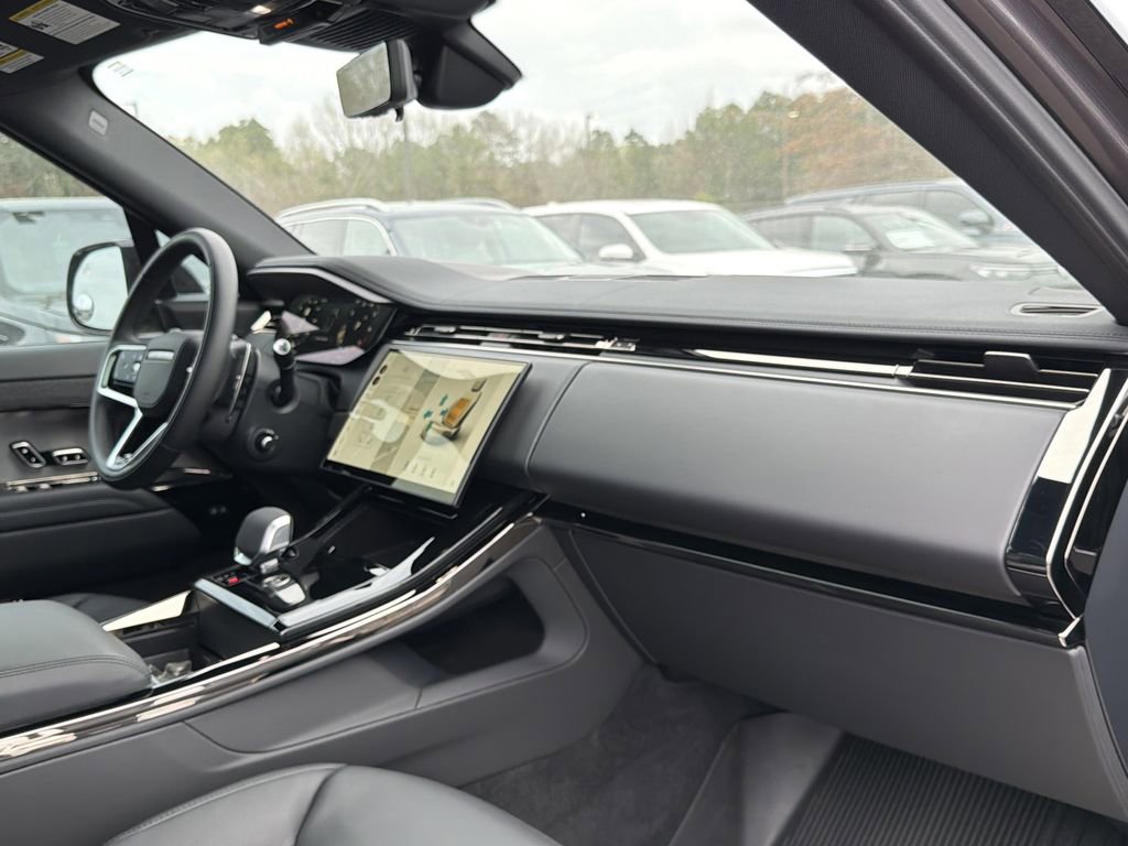 Used 2025 Land Rover Range Rover Sport SE image 18