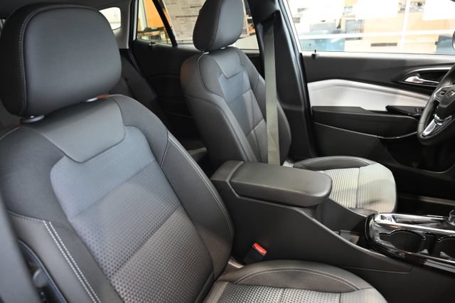 New 2026 Chevrolet Trax LT w/ Sunroof Package FWD image 8