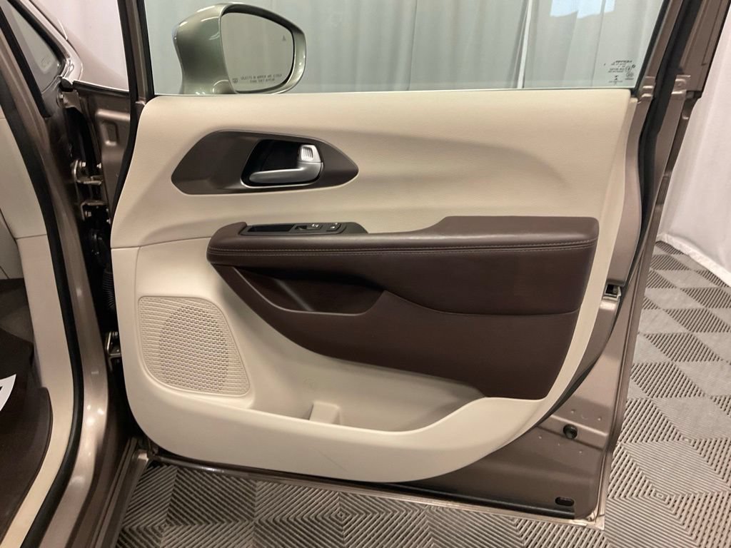 Used 2017 Chrysler Pacifica Touring-L Plus FWD image 29