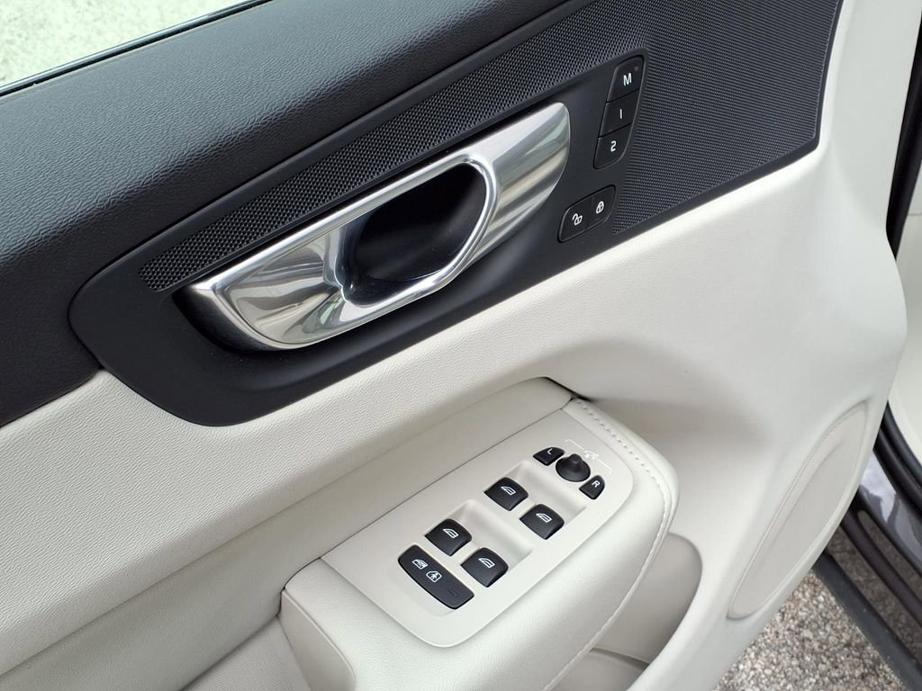 Certified 2024 Volvo XC60 B5 Plus AWD/4WD image 9