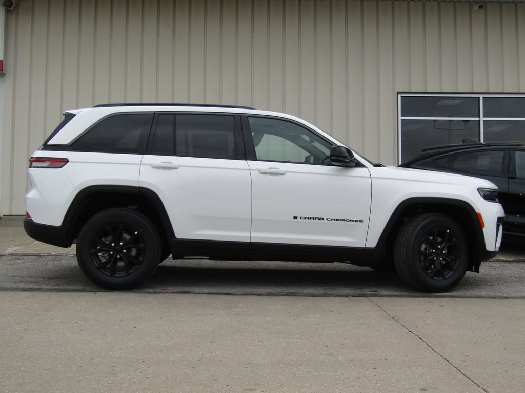 New 2026 Jeep Grand Cherokee Altitude AWD/4WD image 2