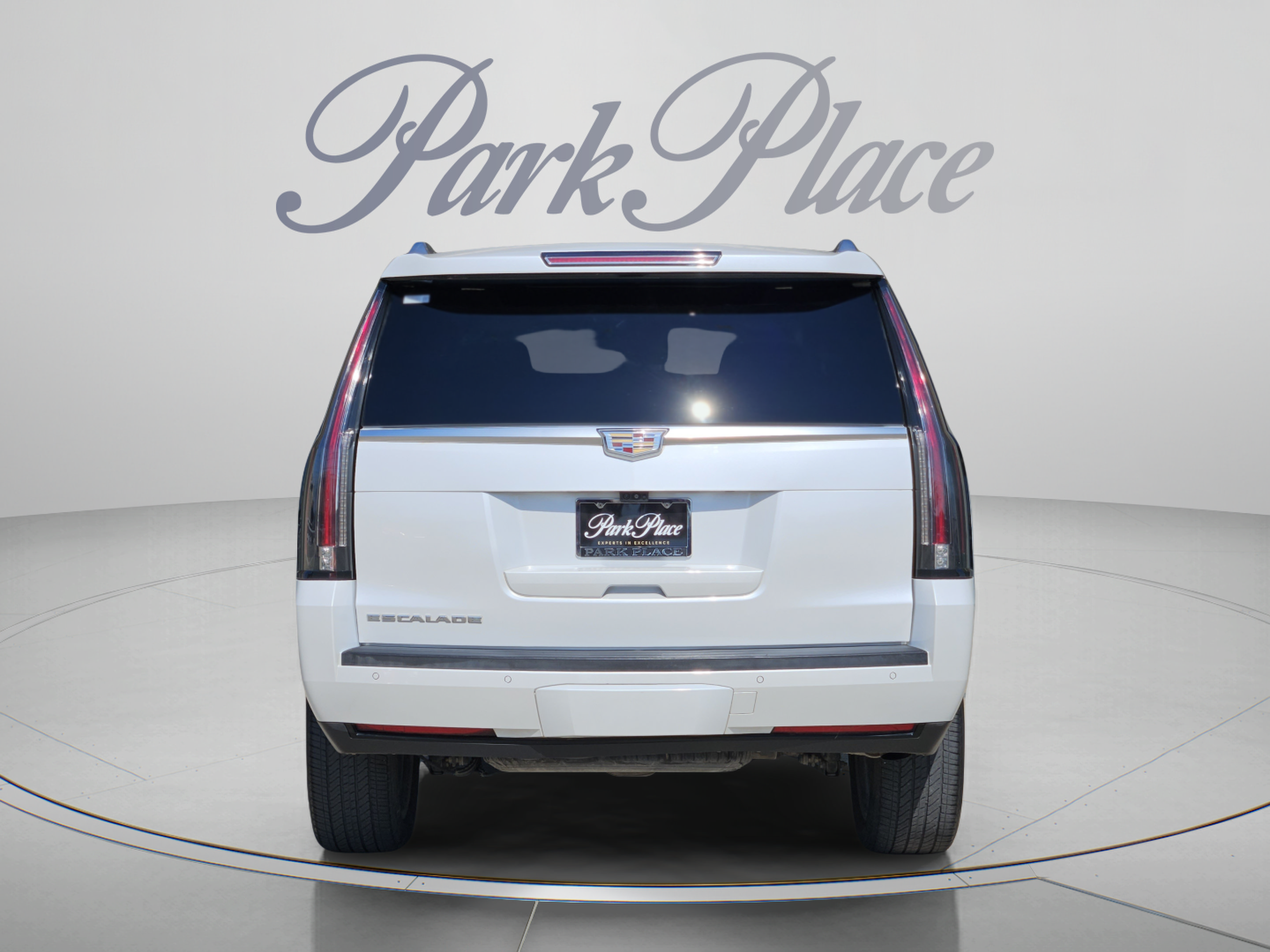 Used 2017 Cadillac Escalade Luxury RWD image 4