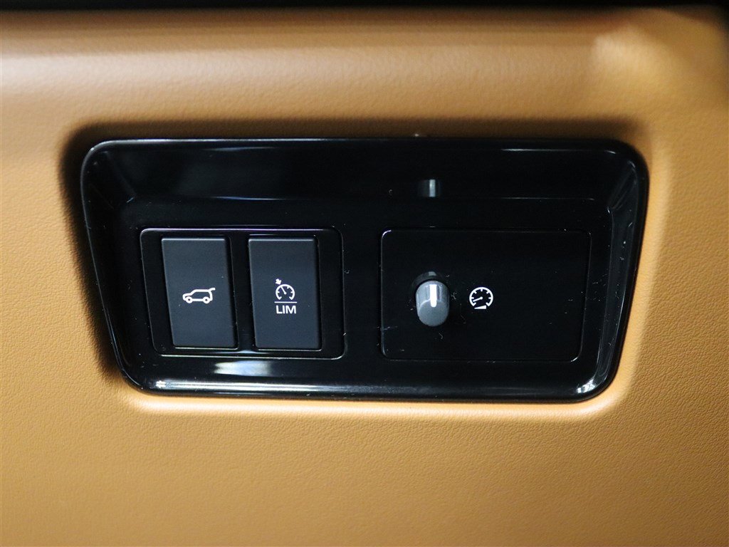 Used 2020 Jaguar F-PACE SVR image 38