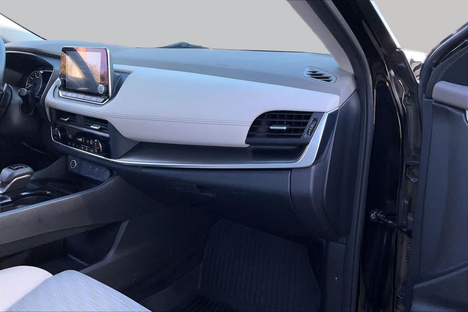 Used 2023 Nissan Rogue SV FWD image 17
