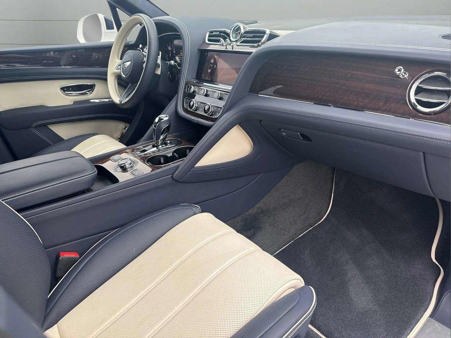 Certified 2025 Bentley Bentayga AWD/4WD image 2