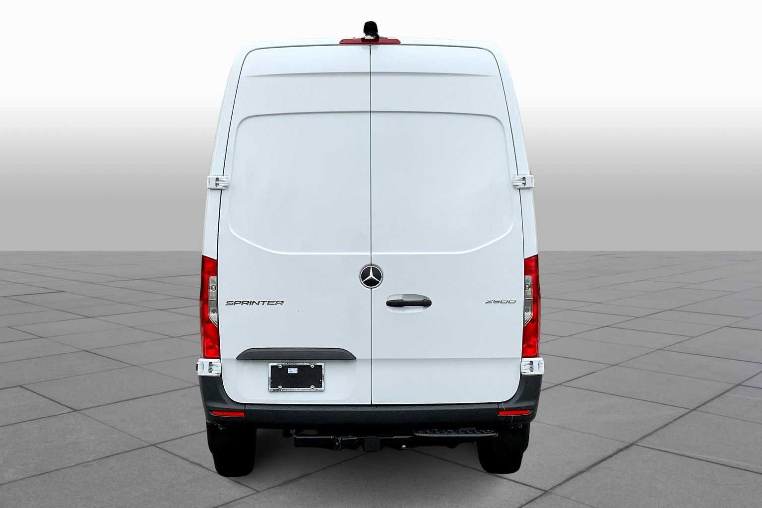 Used 2025 Mercedes-Benz Sprinter 2500 image 4