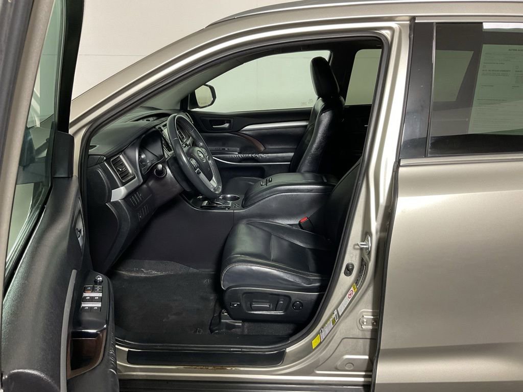Used 2016 Toyota Highlander XLE image 19