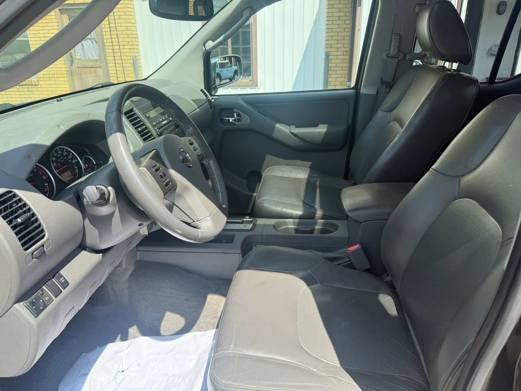 Used 2011 Nissan Frontier SL w/ Moonroof Pkg image 11