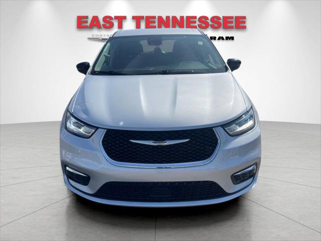 Used 2024 Chrysler Pacifica Touring-L image 9