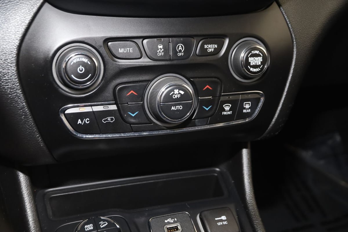 Used 2020 Jeep Cherokee Trailhawk w/ Cold Weather Group AWD/4WD image 28