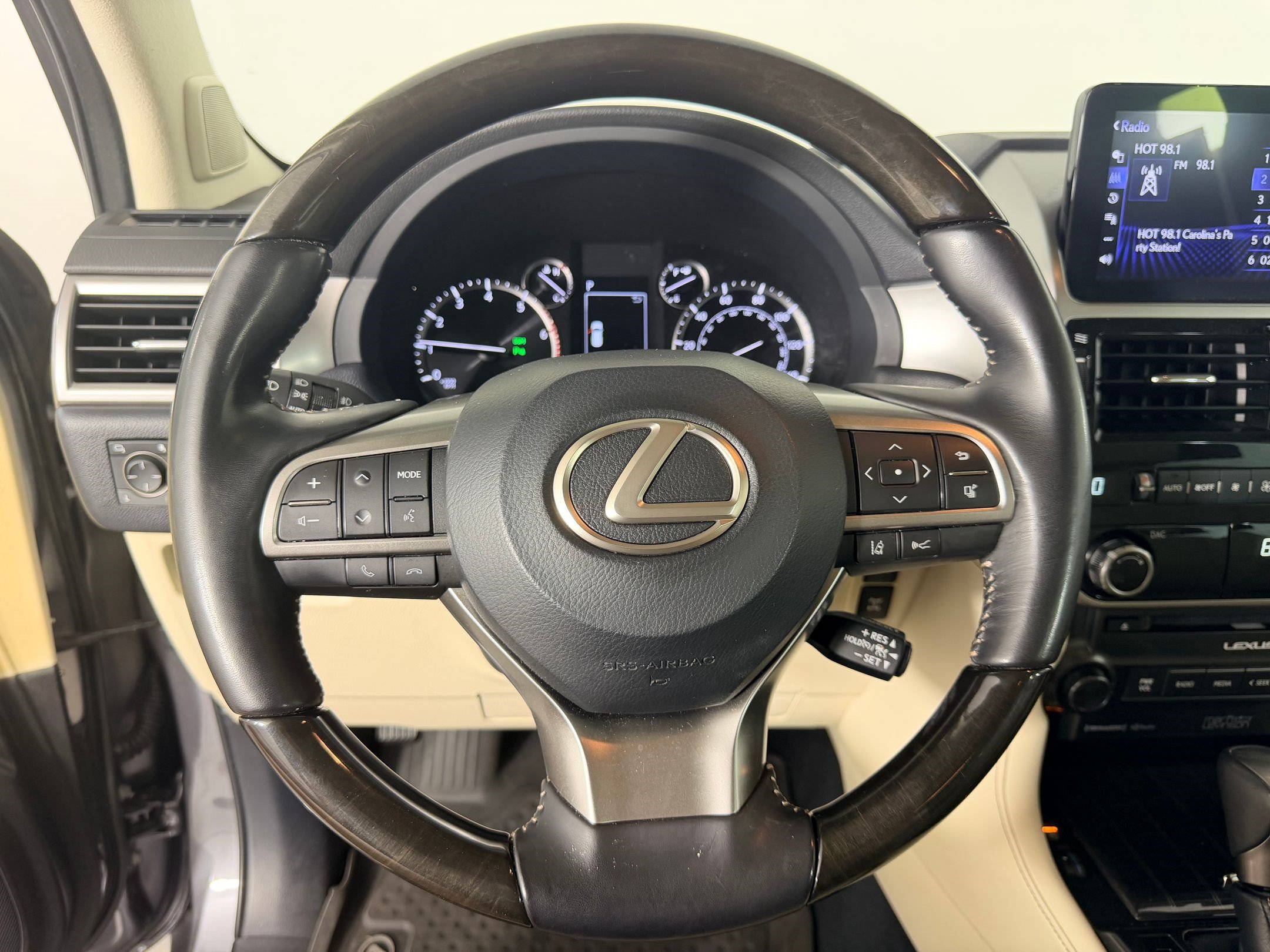 Used 2023 Lexus GX 460 Premium w/ Accessory Package AWD/4WD image 11