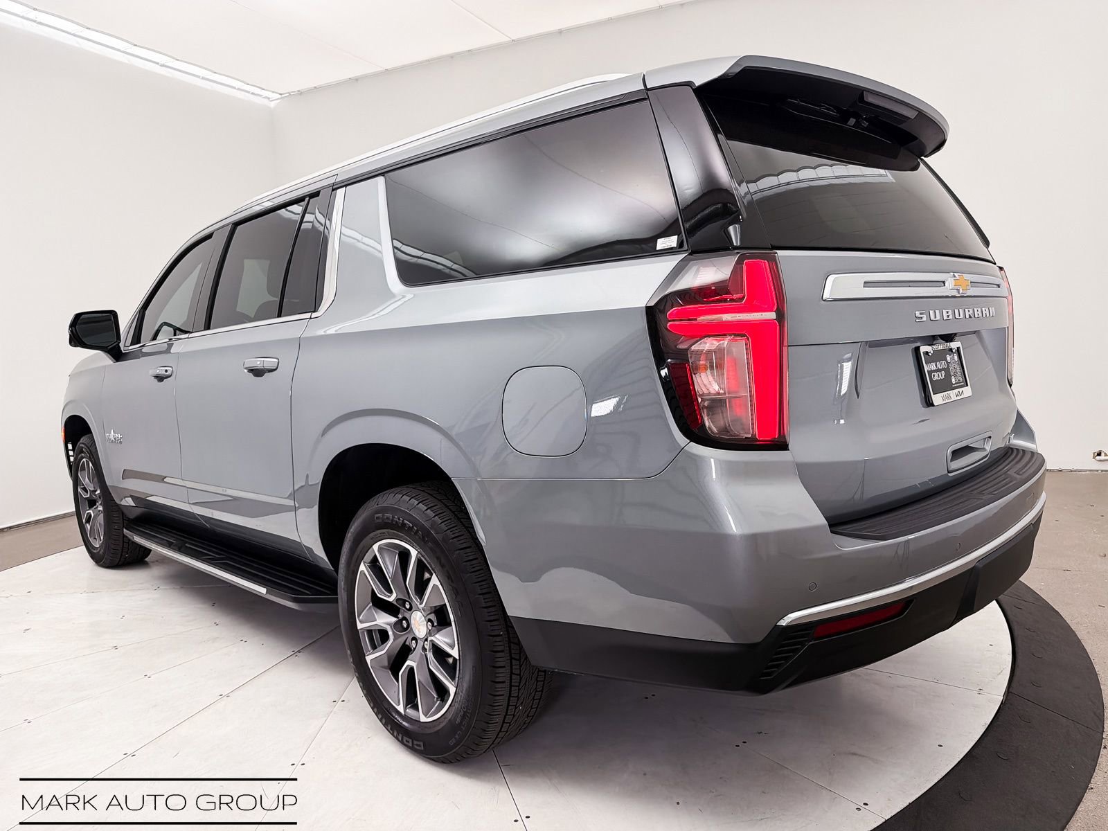 Used 2024 Chevrolet Suburban LT w/ Luxury Package RWD image 16