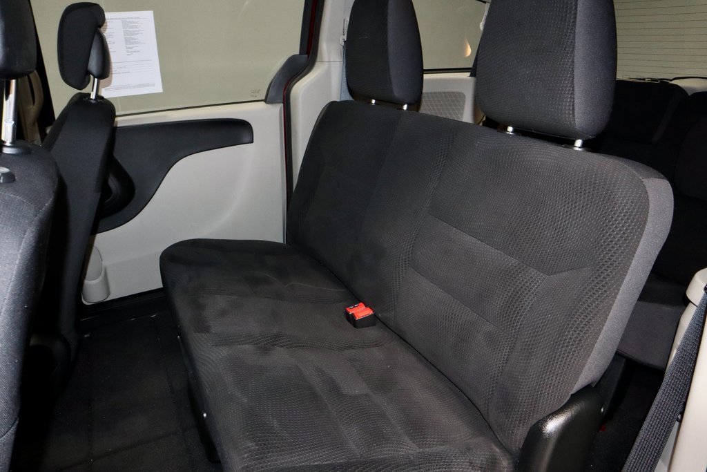 Used 2018 Dodge Grand Caravan SE w/ UConnect Hands-Free Group image 18